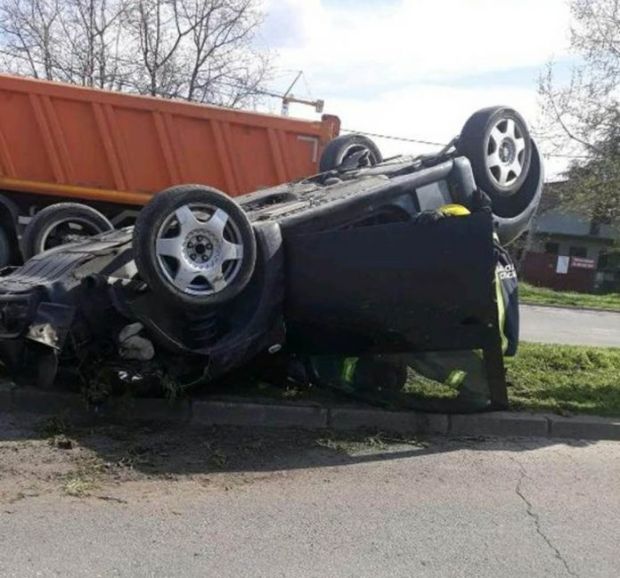 САОБРАЋАЈНА НЕСРЕЋА У НОВОМ САДУ: Буба се преврнула на кров